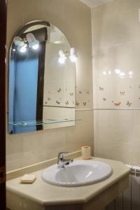 巴埃萨"Ventana del Guadalquivir "的一间带水槽和镜子的浴室
