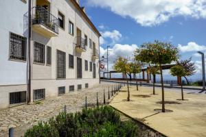 巴埃萨"Ventana del Guadalquivir "的旁边一条有树的建筑物旁的街道