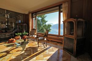 蒙特勒艾克森耶大酒店的客厅设有美景大窗户