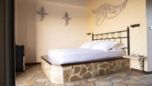 盖奥斯Margina Residence Hotel的墙上有海星的房间的一张床位
