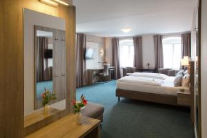里登堡Gasthof zur Post的酒店客房,配有床和镜子