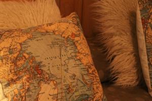 埃塞萨阿贵拉斯精品酒店的一张沙发上的枕头,上面有地图