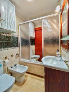 韦尔瓦Apartamento con PARKING gratis en CENTRO, Merced的一间带两个盥洗盆和卫生间的浴室