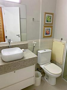 圣劳伦斯海滨Boulevard Riviera Flat的一间带卫生间、水槽和镜子的浴室