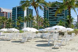 圣劳伦斯海滨Boulevard Riviera Flat的海滩上的一组椅子和遮阳伞
