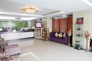 北碧塞雷纳酒店的客厅配有紫色沙发和电视