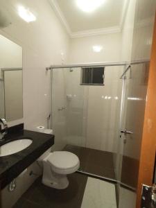 乌贝拉巴Hotel Albatroz的浴室配有卫生间、盥洗盆和淋浴。