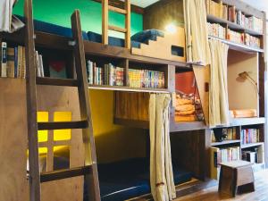 尾道市穴子-住宿尾道宾馆的带书架的客房内的双层床