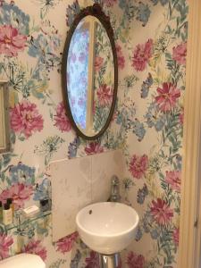 塞特尔利特班乡间住宿加早餐旅馆的一间带水槽和镜子的浴室