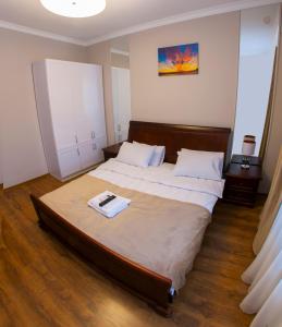 特鲁斯卡韦茨Embrace的一间卧室配有一张带两个白色枕头的大床