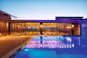 雅典大雅典温德姆酒店的一座晚上设有游泳池的房子