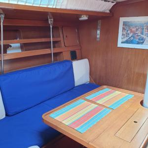 斯培西亚Bed & Boat Holiday的船后方的沙发