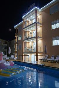 乌尔齐尼Hotel Ajana的大楼前设有游泳池的酒店