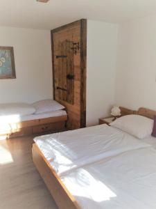 洛伊塔施曼努埃拉乡村酒店及迈克尔别墅的一间卧室设有两张床和木门