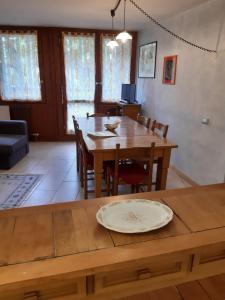 布勒伊-切尔维尼亚Chez Gabriele的一间带木桌和椅子的用餐室