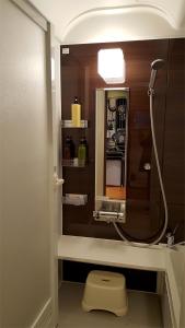 高山Hida House的一间带卫生间和镜子的浴室