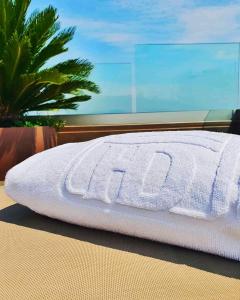 代森扎诺-德尔加达德盛莎诺酒店的阳台上的白色床垫