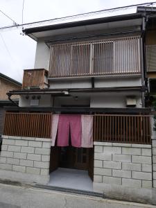 高山SAKURA Aburaya的挂在阳台上的衣服烘干的房子