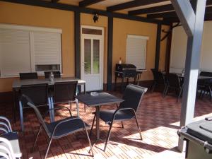赫维兹Villa La Vita的一间设有桌椅的房间,房间拥有黄色的墙壁