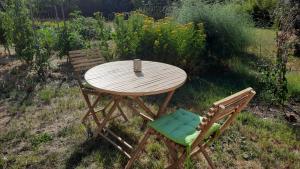 多吕多勒龙Le grand souffle的院子里的一张木桌和两把椅子
