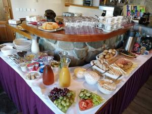 奥斯特拉维采金鹰酒店的一张带自助食物和饮料的桌子