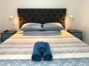 洛斯克里斯蒂亚诺斯Los Cristianos Costamar apartment的一间卧室配有一张带蓝色毛巾的床