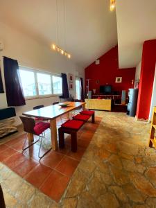 珀德垂那Modern Red & Blue Apartment的客厅设有木桌和红色墙壁。