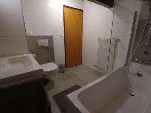 拉夏贝尔德邦达精灵山酒店的带浴缸、卫生间和盥洗盆的浴室