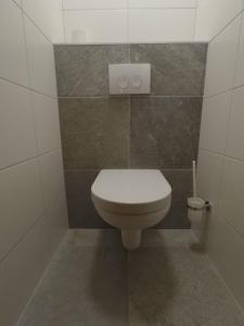 拉夏贝尔德邦达精灵山酒店的浴室设有白色卫生间和瓷砖墙。