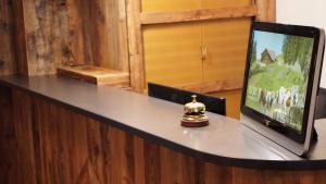 拉夏贝尔德邦达精灵山酒店的一张桌子,上面有一台电视和铃
