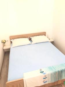 坎普尔Little house Ljubica的一张床上有两个枕头的房间