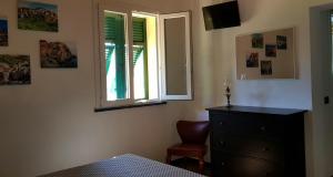 莱万托CASA ELA的一间卧室配有梳妆台、窗户和椅子