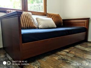 波德戈里察Holiday home Haustor with Skadar lake view的一张木凳,上面有枕头,放在一个房间里