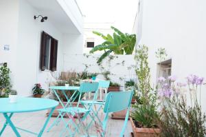 奥特朗托Il Rifugio del Navigante的庭院设有蓝色的桌椅和植物
