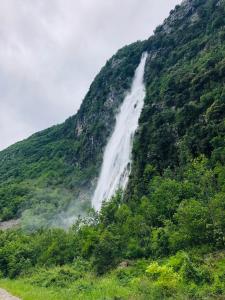 AvasinisPal Biel Affittacamere Avasinis的山边的瀑布