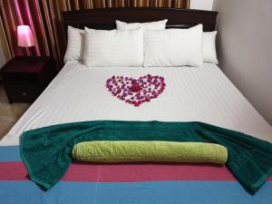 坦加拉Nima villa的上面有两颗心的床