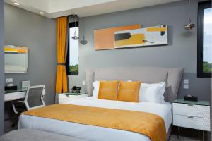 The Alima Suites客房内的一张或多张床位