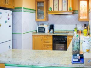 塞维利亚Belvilla by OYO Preciosa casa en Sevilla的厨房配有冰箱和台面