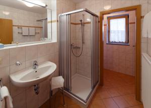 诺因布尔格福尔姆瓦尔德湖滨全景酒店的带淋浴和盥洗盆的浴室