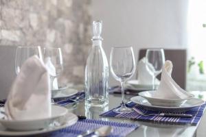 塔拉哈勒赫Casa Yamile的一张桌子,上面放有盘子,酒杯和餐巾