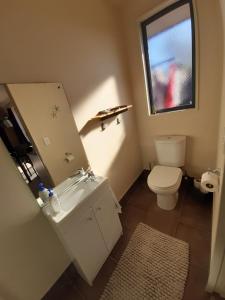 格雷默斯现代BNB单元住宿加早餐旅馆（含WiFi和早餐）的一间带卫生间、水槽和镜子的浴室