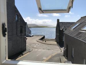 ScallowaySpacious home by the sea in Scalloway.的相册照片