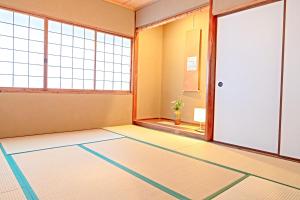 京都西半度假屋的一间空房间,有门窗