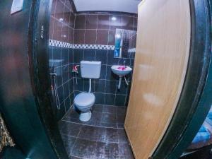 珍拉丁Maznah Guest House的一间带卫生间和水槽的浴室