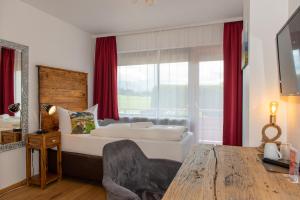 福森朝霞酒店的一间卧室设有一张床和一个大窗户