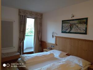 卡瓦雷诺罗萨度假酒店的酒店客房设有床和窗户。
