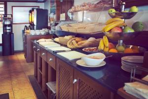 拉萨维纳巴伊亚酒店的厨房在柜台上放着一大堆水果