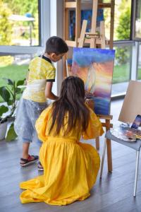 敖德萨Corner House的穿着黄色衣服的小女孩画一幅画