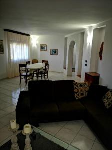 福萨切西亚Il Tetto Verde的客厅配有沙发和桌子