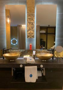 滨海托萨Mamma Mia Hotel Boutique - Only Adults的一间带两个盥洗盆和大镜子的浴室